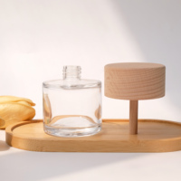 Flacon d'huile parfumée en verre transparent rond avec couvercle en bois pour l'aromathérapie