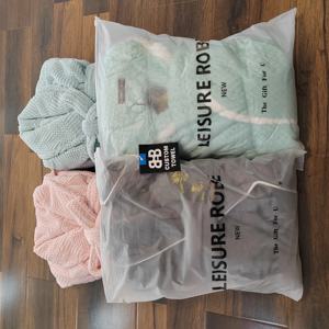 Venta al por mayor Hotel Home personalizado impreso de punto Mujeres Hombres Coral terciopelo solapa Albornoz - Product Image 4