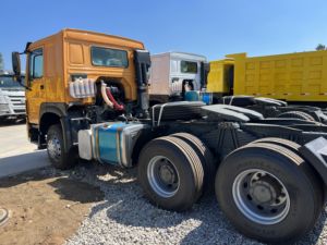 Camión Tractor Usado Sinotruk Euro2 Diésel 6X4 con Volante a la Izquierda, HOWO de 10 Ruedas, Capacidad de Carga de 21-30T, 371hp, Cámara Trasera de 360° - Product Image 4