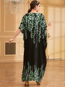 Abito da donna 2026 nuovo con stampa margherite su sfondo nero, scollo a V e maniche a pipistrello, elegante e alla moda per tutti i giorni - Product Image 3