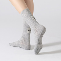 Ventes d'usine - Chaussettes de Pilates en coton respirant avec étiquette tissée pour femmes, vente en gros