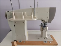 Machine à coudre informatisée à aiguille simple et alimentation par rouleaux pour la confection de chaussures en cuir