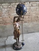 Statue antique en bronze mystérieuse représentant une belle horloge à balancier à boule bleue cobalt de 9 pouces avec un mouvement Ansonia à 8 jours et un mécanisme en laiton