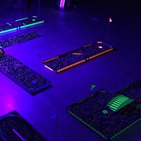 Kit d'accessoires de golf lumineux LED Songfa pour extérieur, tapis de golf noir, activités nocturnes en famille en intérieur, simulateur de golf mobile