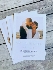 Tarjeta de Invitación Personalizada con Impresión Tipográfica y Foto de Pareja, con Sobres Mate en Blanco - Product Image 2