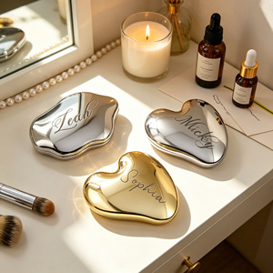 Miroir de poche personnalisé avec gravure de nom Uionen, miroir compact personnalisé, cadeau pour demoiselle d'honneur, cadeau d'anniversaire - Product Image 1