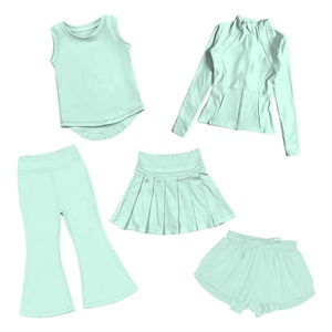 Completo Sportivo Personalizzato per Ragazze: Set 5 Pezzi Giallo con <span class=keywords><strong>Pantaloni</strong></span> a Zampa, Gonna Plissettata, Pantaloncini, Top e Giacca con Zip - Product Image 3