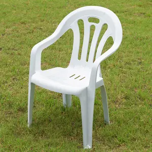เก้าอี้พลาสติกสีขาวสำหรับรับประทานอาหารในสวนแบบวางซ้อนกันได้