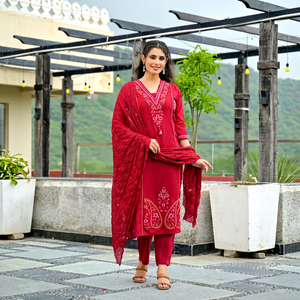 Conjunto de Kurta Tradicional Indio para Mujer, en Algodón Rojo Bordado, con Pantalón y Dupatta, Corte Regular, Largo hasta la Rodilla, para Fiestas, Vestido Diwali - Product Image 1
