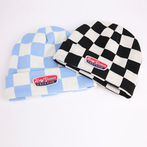 Bonnet d'hiver tricoté côtelé pour hommes avec logo de créateur en cuir sur mesure en gros - Product Image 2