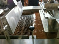 Machine continue automatique de revêtement de crème glacée au chocolat pour la fabrication de chocolat