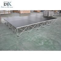 Scène de spectacle industrielle avec finition moquettée/antidérapante et podium pliable Spider Riser