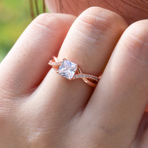 Anello Minimalista da Donna in Tono Caldo con Zirconi, Elegante Gioiello Regolabile in Lega, Stile Moderno - Product Image 2