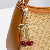 Porte-clés de luxe en cerise de qualité supérieure avec nœud doré et paillettes, breloques pour sacs à main haut de gamme, cadeau de luxe pour femmes, livraison rapide