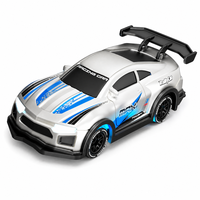 Voiture de drift RC 2,4 GHz 1/64 à quatre roues motrices avec batterie rechargeable, câble de charge Type C et carrosserie blanche et bleue