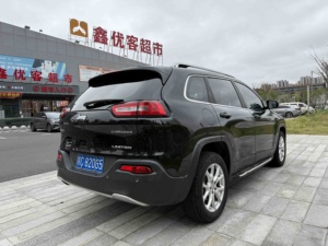 Barato 2017 <span class=keywords><strong>Jeep</strong></span> <span class=keywords><strong>Cherokee</strong></span> 2.0L SUV Volante a la izquierda Asientos <span class=keywords><strong>de</strong></span> cuero Interior oscuro R17 Neumáticos Automático AC Techo solar panorámico - Product Image 5