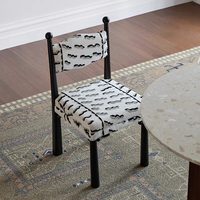 Chaise de salle à manger vintage française simple du milieu du siècle, en bois de hêtre massif, sans accoudoirs, avec dossier et revêtement en tissu