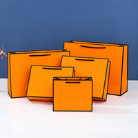 Sacs en papier cartonné blanc avec impression personnalisée pour chaussures de boutique, emballage cadeau personnalisé pour la vente au détail de mode