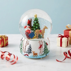Globe de neige de Noël personnalisé en résine peinte à la main avec figurine de Père Noël pour cadeaux - Product Image 1