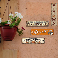 Decorazione da parete autunnale con citazione sul raccolto, motivo zucca, foglia d'acero, fiocco scozzese e dettagli in metallo.