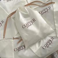 Sac à poussière en satin personnalisé de luxe avec logo, emballage pour extensions de cheveux, sacs en satin de soie avec cordon de serrage et logo