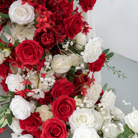 Nouvelle conception de centre de table de mariage, chemin de table en fleurs artificielles rouges et blanches pour la décoration de mariage, arrangement floral pour arche