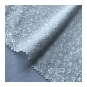 Cina fabbrica confortevole bianco piccolo motivo floreale 100% cotone 135gsm tessuto ricamo floreale per camicetta da ragazza vestito