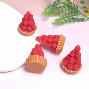 Miniature 3D de gâteau aux fraises, cupcakes aux fraises, accessoires de pâtisserie en résine pour maison de poupée, fabrication de bijoux DIY - Product Image 1