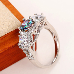 Anello Multicolore Effetto Vetro per Donne, Anello Elegante con Accenti in Cristallo, Accessorio Moda per Uso Quotidiano e Feste - Product Image 4