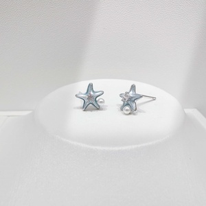 Boucles d'oreilles clous papillon en argent 925 plaqué or 18 carats, hypoallergéniques, avec perle et fleur, pour usage quotidien - Product Image 2