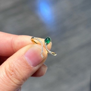 Anillo de Serpiente Dinámica con Diamantes Verdes Chapado en Oro de 18K y Plata de Ley S925, Nuevo Estilo Chino, Anillo de Moda Ligero y Lujoso para Abuela - Product Image 1