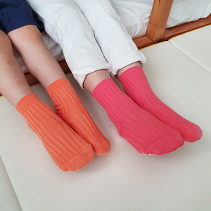 Chaussettes côtelées douces pour bébé et chaussettes antidérapantes pour tout-petit en coton avec ajustement breveté à 90 degrés pour plus de confort - Product Image 4