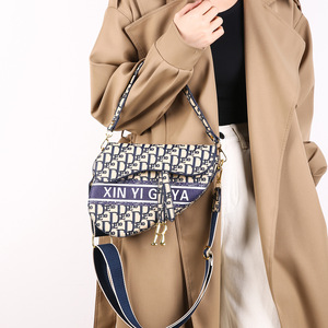 Xin Yigeya Bolso tipo bandolera pequeño de PU para mujer con cremallera y correa ajustable - Product Image 4