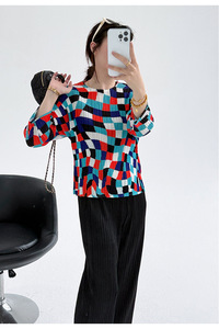 Ensemble plissé 2 pièces style Miyake pour <span class=keywords><strong>femme</strong></span> : haut coloré à motif géométrique et pantalon large plissé à <span class=keywords><strong>carreaux</strong></span> – Tenue décontractée - Product Image 5