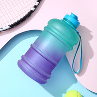 Bouteille d'eau sportive en plastique dégradé de 2,2 L (74 oz) avec poignée givrée, réutilisable pour vélo