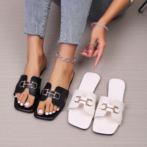 Tongs pour femmes avec orteils nus et semelle plate - Product Image 1