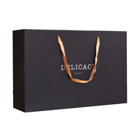 Sacs en papier à provisions en carton noir de luxe avec poignée en ruban Impression de logo personnalisée pour vêtements chaussures Promotion de supermarché