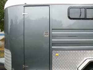 Semi-remorque HERUI Triple-Horse à col de cygne, 2 essieux, double essieu, freins électriques, chargement incliné, boîte de camping LQ, tout temps, pour chevaux - Product Image 3