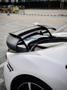 Kit carrosserie en fibre de carbone sèche pour Ferrari SF90, style BF, comprenant lèvre avant, diffuseur, spoiler et jupes latérales en fibre de carbone, et spoiler SF90 - Product Image 6