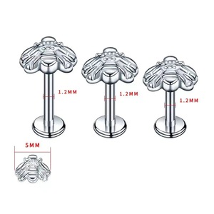 Labret en titane motif abeille |   Bijoux de piercing à filetage interne de qualité chirurgicale ASTM F136 |   Bijoux pour le corps hypoallergéniques - Product Image 3