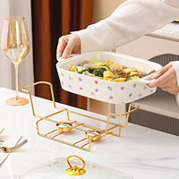 Plat de service rectangulaire en céramique à motif floral avec couvercle en verre et support doré, chauffe-plat pour mariages, traiteurs et réceptions