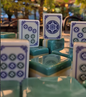 Jeu de tuiles de mahjong en acrylique de luxe de style chinois, OEM personnalisé, avec gravure artistique, face en résine d'ivoire et dos vert, mahjong traditionnel, vente en gros