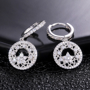 Eleganti Orecchini Floreali Traforati per Donne, Orecchini Scintillanti con Fiori Intagliati, Gioielli di Moda Quotidiana - Product Image 1