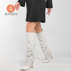 Vente en gros 2025 Bottes hautes au genou à motif noir à la mode Nouveau design Bottes à talons hauts à bout pointu et demi au genou de haute qualité pour femmes - Product Image 3