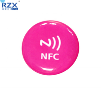 RZX Échantillon Gratuit Usine Directe Personnalisé Imprimé NFC Puce Anti-métal RFID Epoxy Tag avec Colle Contrôle d'Accès Partage de Médias Sociaux