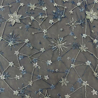 Tissu en maille transparente bleu profond, broderie artisanale étoiles et lunes, perles et sequins, respirant, léger, 100% polyester, pour soirées de filles