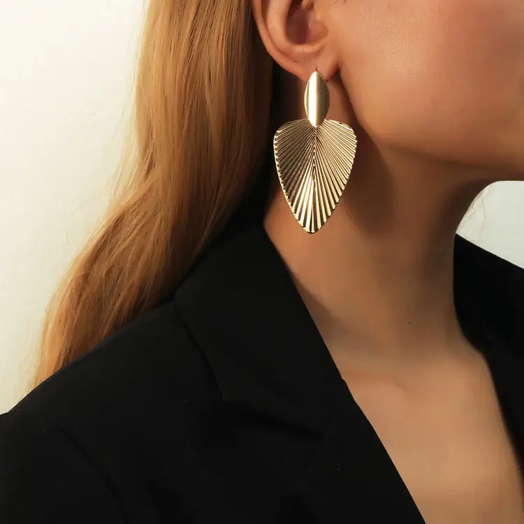 SC 새로운 디자인 과장된 드롭 이어링 인 윈드 골드 메탈 개인화 된 기하학적 반짝이 잎 귀걸이 여성