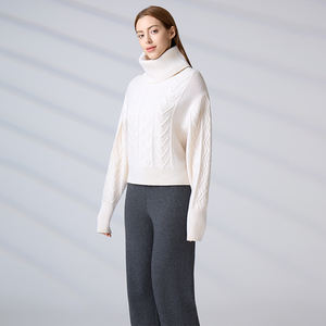 Pull col roulé en maille torsadée blanc uni personnalisé, coupe ample et confortable, collection Automne Hiver 2026 pour femme - Product Image 5