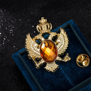 Broche de corbata para hombre estilo retro caballero, diseño de corona King's Trail con diamantes de imitación, chapado en plata, aleación de zinc, cristal esmaltado - Product Image 2