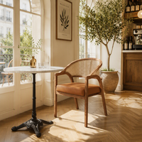 Chaise de salle à manger en rotin, fauteuil en bois avec dossier en cannage, assise et accoudoirs rembourrés de couleur beige pour salle à manger, restaurant, hôtel